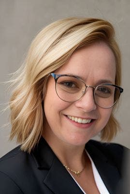 Lucy Headshot